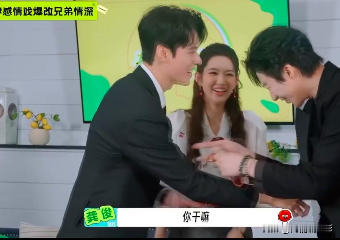 不少网友质疑刘宇宁此番回应算得上人前人后两种姿态，公开微博上措辞谦和，暗含致歉服