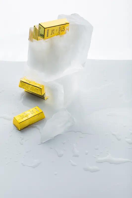 青岛90后王女士把十几万黄金藏冰箱冷冻层，这事儿一出来就引发热议。她觉得首饰常戴