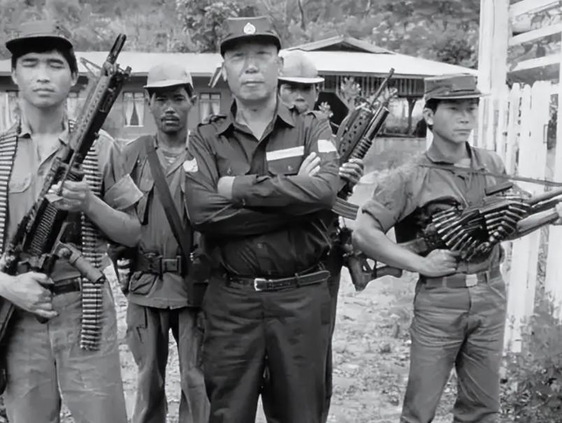 1961年11月，解放军进攻金三角时，残军师长蒙宝业正在睡觉，被枪声惊醒后，顾不