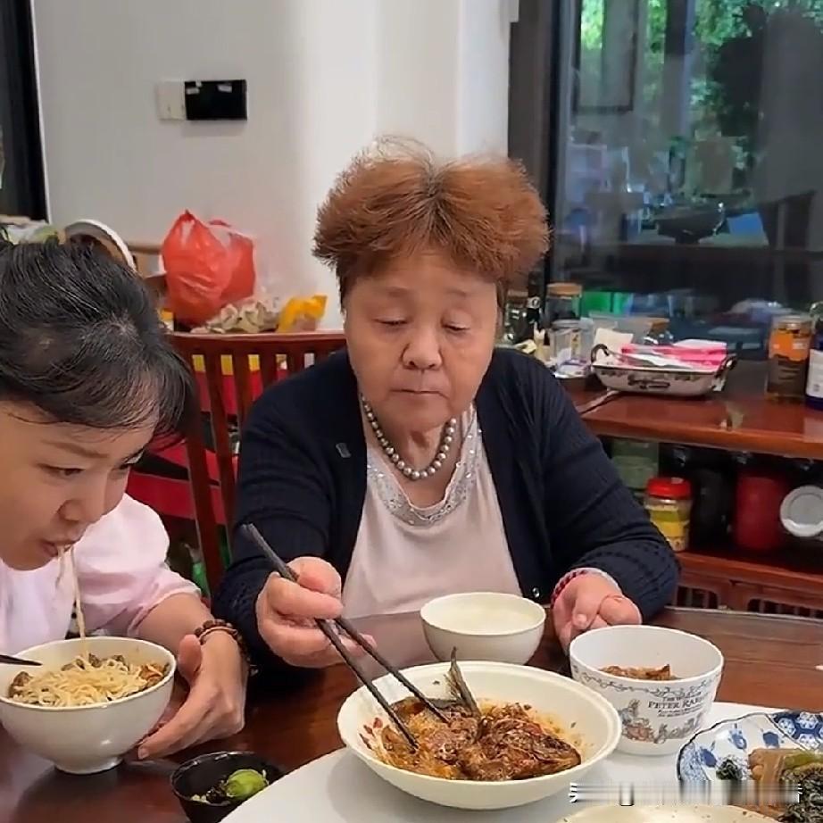 演员王一楠在视频中提及，自己的女儿和姥姥一同生活。女儿回来时，姥姥会大鱼大肉地伺