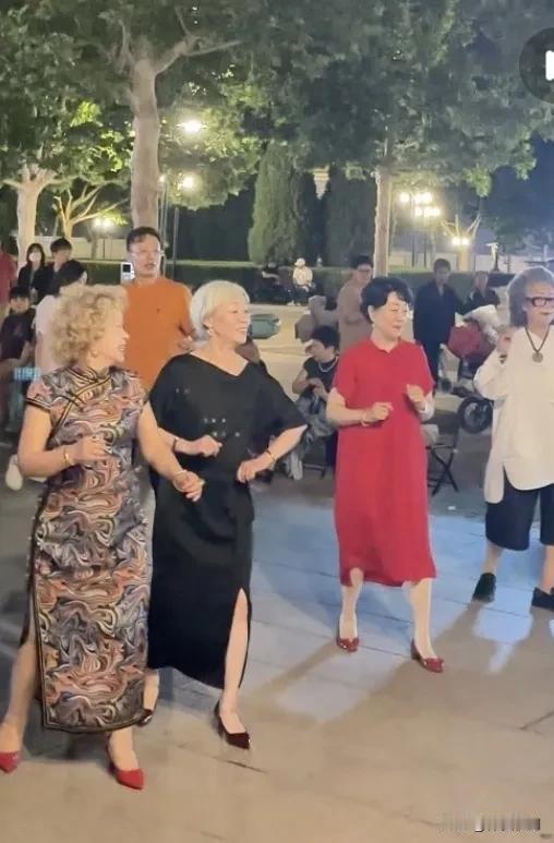 最近沈阳一小区上演"民间智慧对决"：广场舞大妈们用音响和舞蹈队形霸占公共车位，车