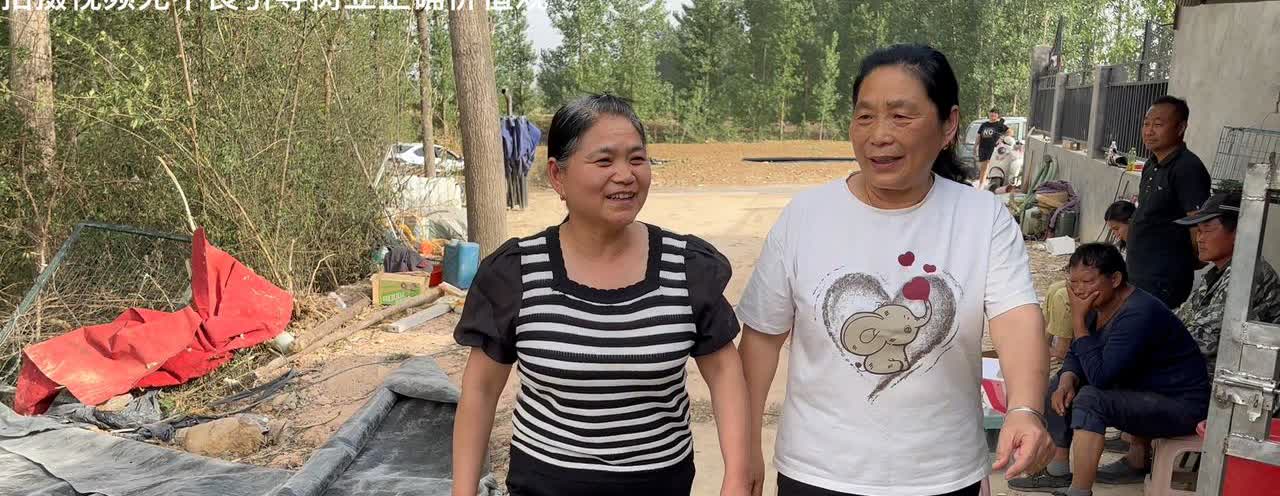雨露临近结婚，阿杜大姨请假回来了，姐俩一起来阿杜家玩，阿杜的一句话让她姨非常尴尬