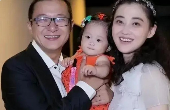 2013年，梅婷生孩子的时候，遭遇了羊水回流，生命危在旦夕。医生告知家属，保住大