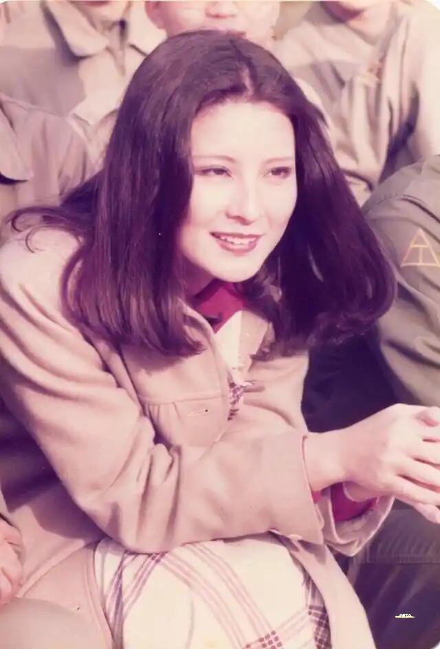 她是传奇歌手，也是“天后中的天后”自98年退圈以来，她已绝迹江湖28年，那怕金