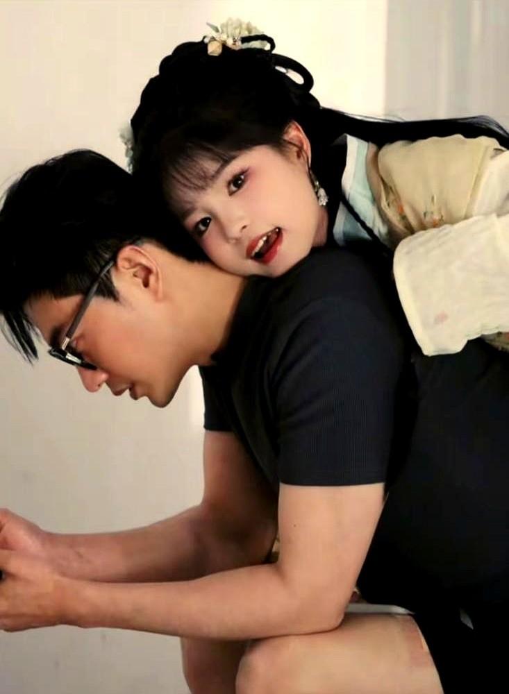 于龙直播时不小心拍到杨咩咩在沙发玩游戏，家里乱糟糟的。此前不少明星家像样板间