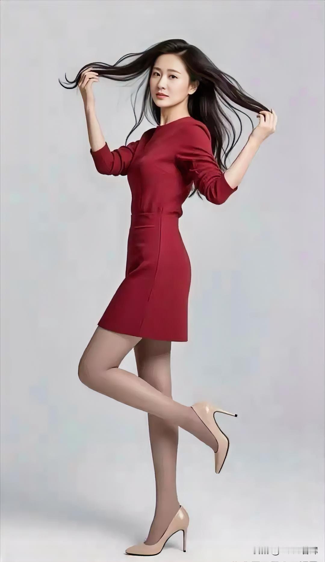 红裙飞扬，长发飘动，自信绽放，光彩照人。