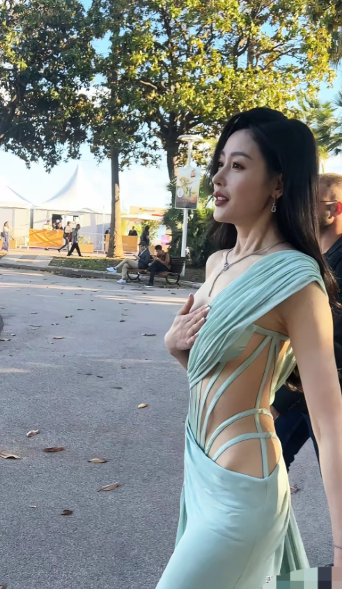 张天爱，165cm，回眸一笑太迷人，夏天穿这洋的裙子即凉快又迷人，你们看看是不是