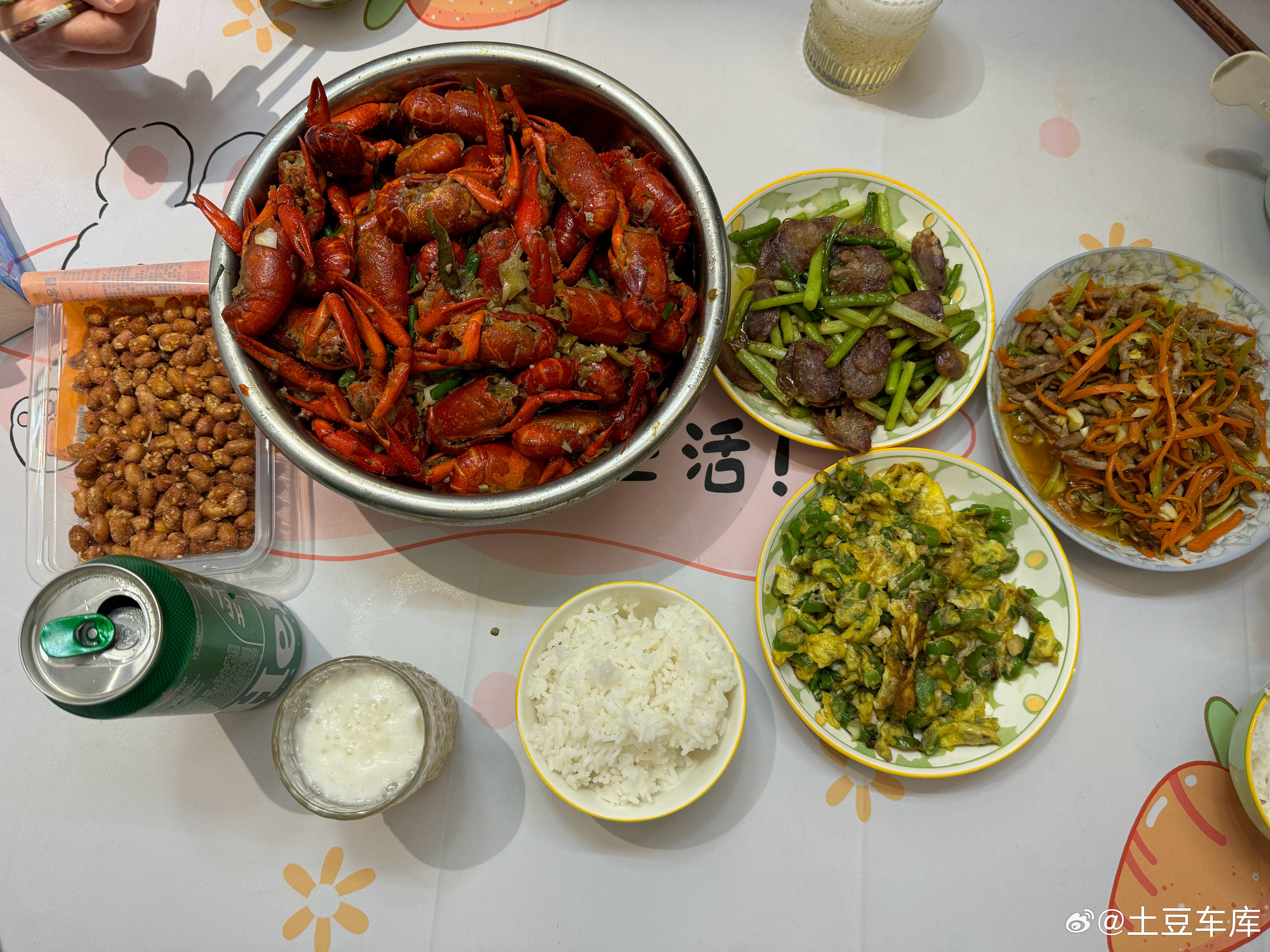 今天菜系我妈做的小龙虾真好吃晚上整点啤酒🙋