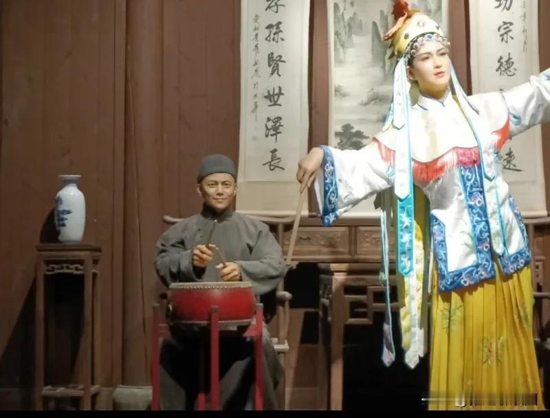 蜡像撞脸何炅，博物馆回应只是一个巧合，网友感叹太像了。个人觉得捏他们的大师估计白