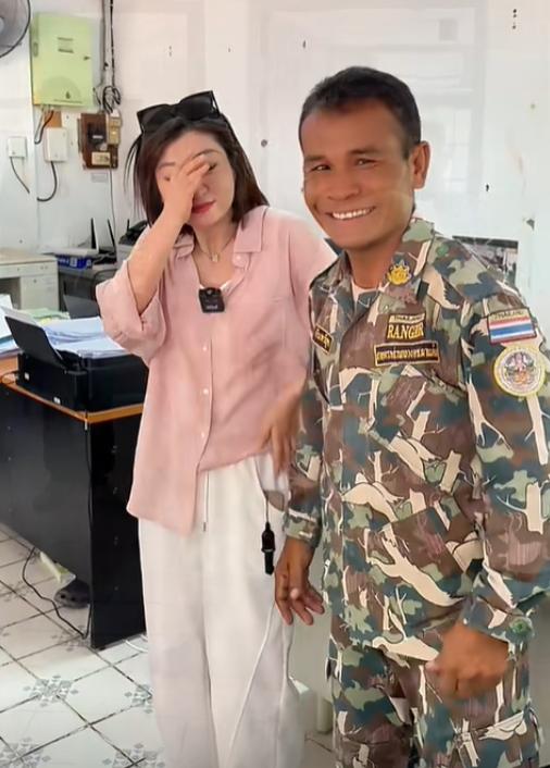 这是王暖暖的救命恩人！他是泰国乌汶帕登国家公园的一名工作人员，五年后，王暖暖来到