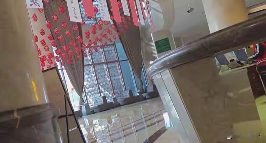 贵阳，女子带着家人来到某水汇放松一下，完事后，女子来到淋浴区，一丝不挂的冲澡，期