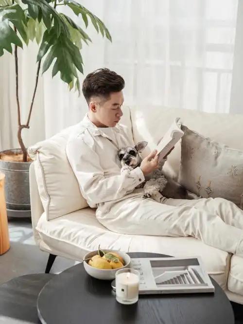 一位情感专家说过一段话，戳穿了当下很多成年人的现实：“但凡一个男人，独处过得舒