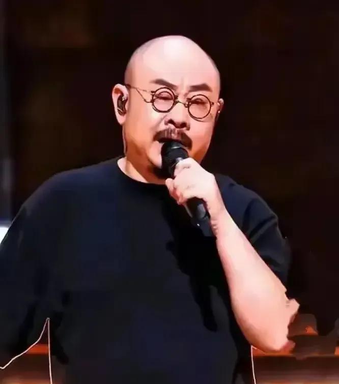 刀郎的音乐水平在华语乐坛始终充满争议，却不妨碍他成为现象级音乐人。从《2002年