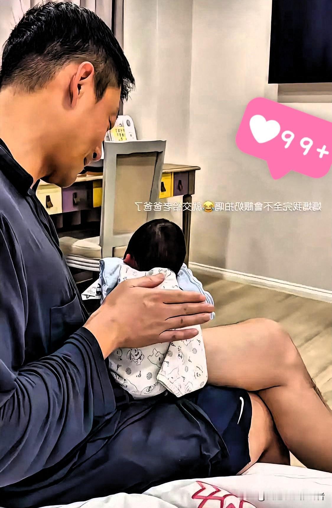 汪小菲给儿子拍嗝，马筱梅拍下了这温馨的一幕！汪小菲把刚出生的小儿子抱在腿上，