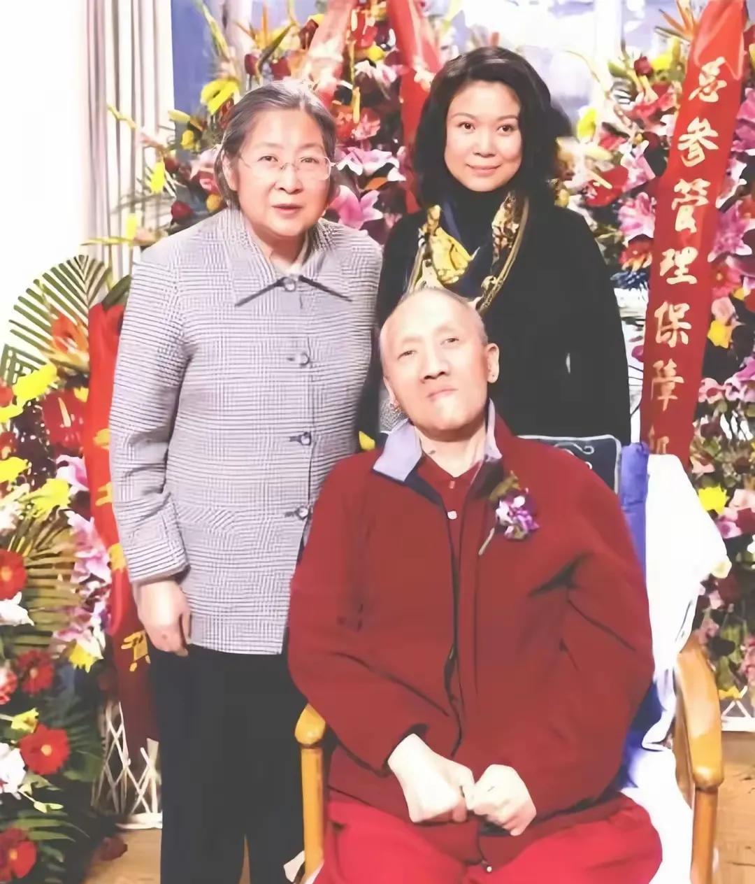 毛岸青穿一身大红色衣服，这是他81岁生日，妹妹李敏前来看望！这张照片拍摄于20