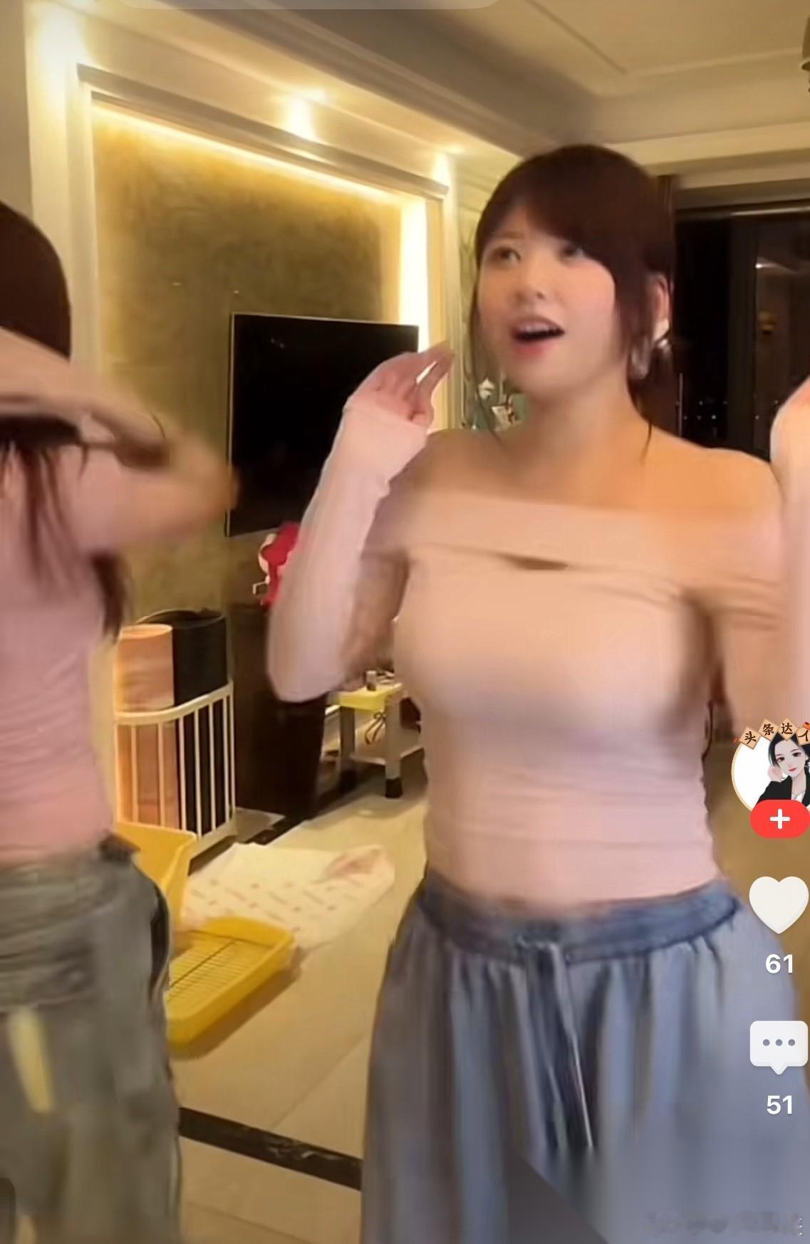 直播期间，黄一鸣跟助理跳舞，助理把黄一鸣衬的好像丑小鸭，而且还暴露了她的性格，暴