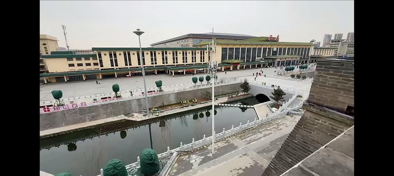 西安人的大事儿一件，火车站前的护城河通水了。以前到火车站去过好几次，印象中好像附