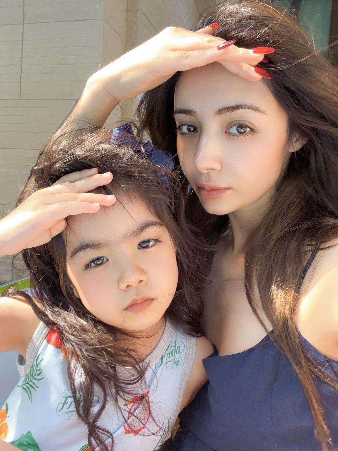 麦迪娜姜潮女儿好漂亮，浓眉大眼，一看就是美人胚子跟妈妈一样漂亮​​​