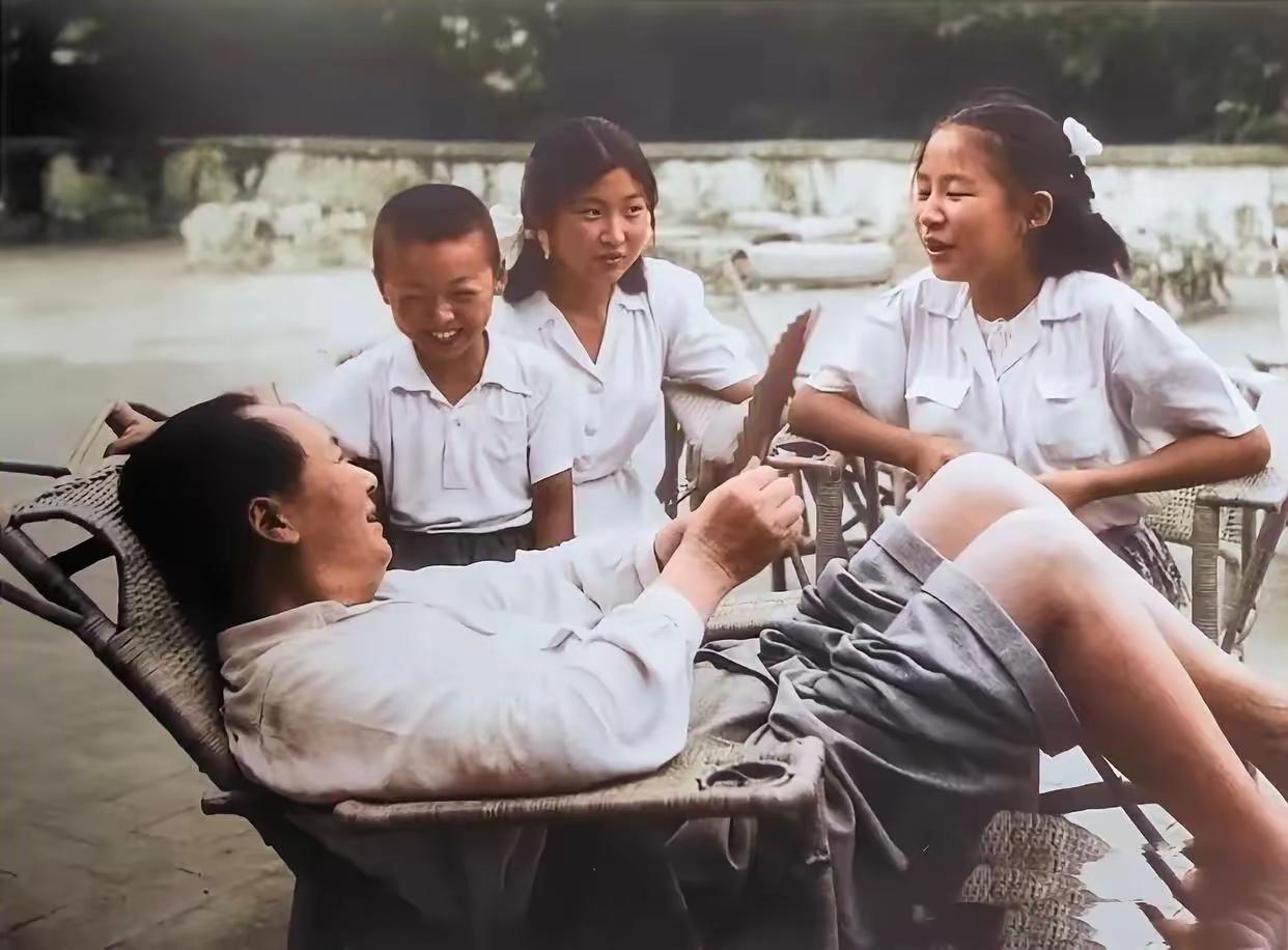 这是毛主席在香山和两个闺女的真实样貌，都看看吧，父女其乐融融的温馨时光，看完心里