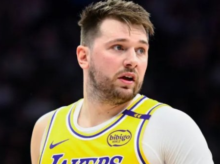 很多人觉得东契奇以前打的挣扎，最近打的合理，其这之前表象不是起因，之前战术调整的