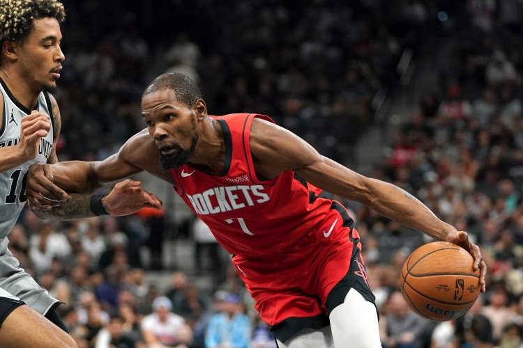 火箭队现在是西部第6，战胜了孟菲斯灰熊队之后，火箭队仍然在这个位置上，现在火箭队