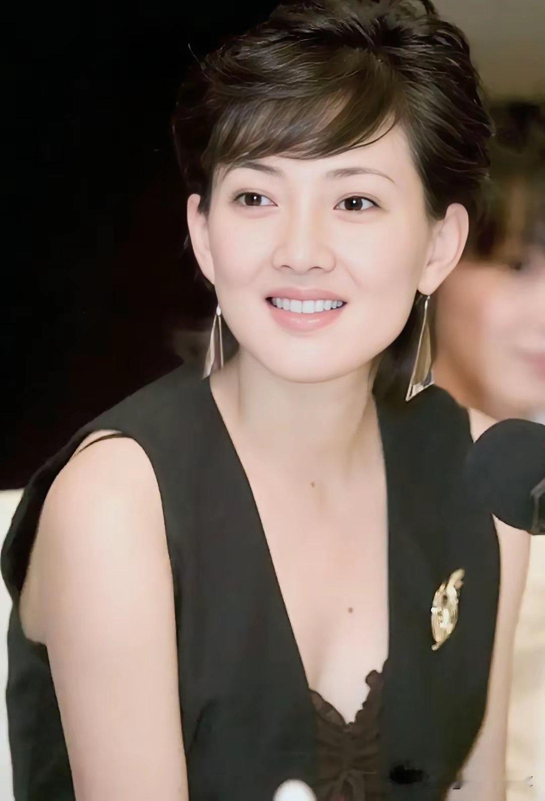 她年轻的时候是真美啊，出水清芙蓉，五官长得很精美独特，这么美又有才华，甜美可爱，