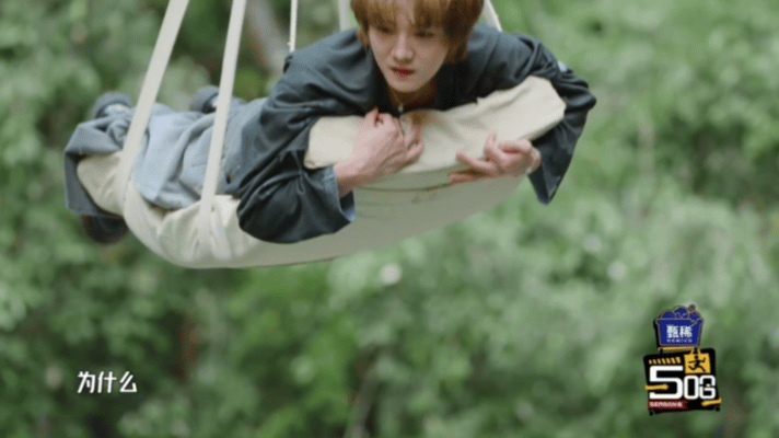 鹿晗破音把自己唱笑了鹿晗穿草裙五哈6预告里鹿晗唱歌这段真的笑死。脸都用上了还是