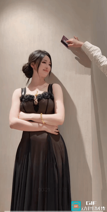 顶着了，虽然连衣裙女子头碰疼了，她还真的给顶着了。不过，女子俩儿玩的可能是擦边