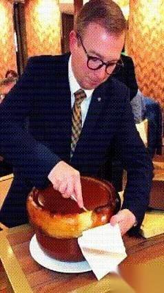 一瓶顶级香槟不是用来喝的，而是化成白烟，去伺候一只鸡。一位法国网友晒出的照片在