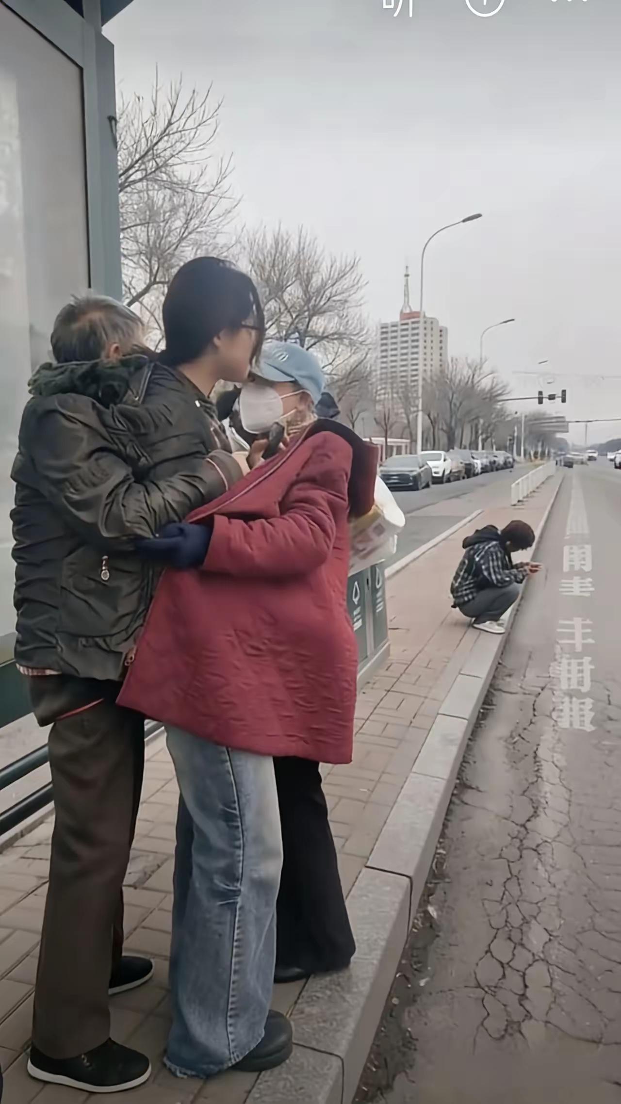 非亲非故两位大娘，一前一后围住女孩，这一幕谁看了不破防？2月28日天津公交站，