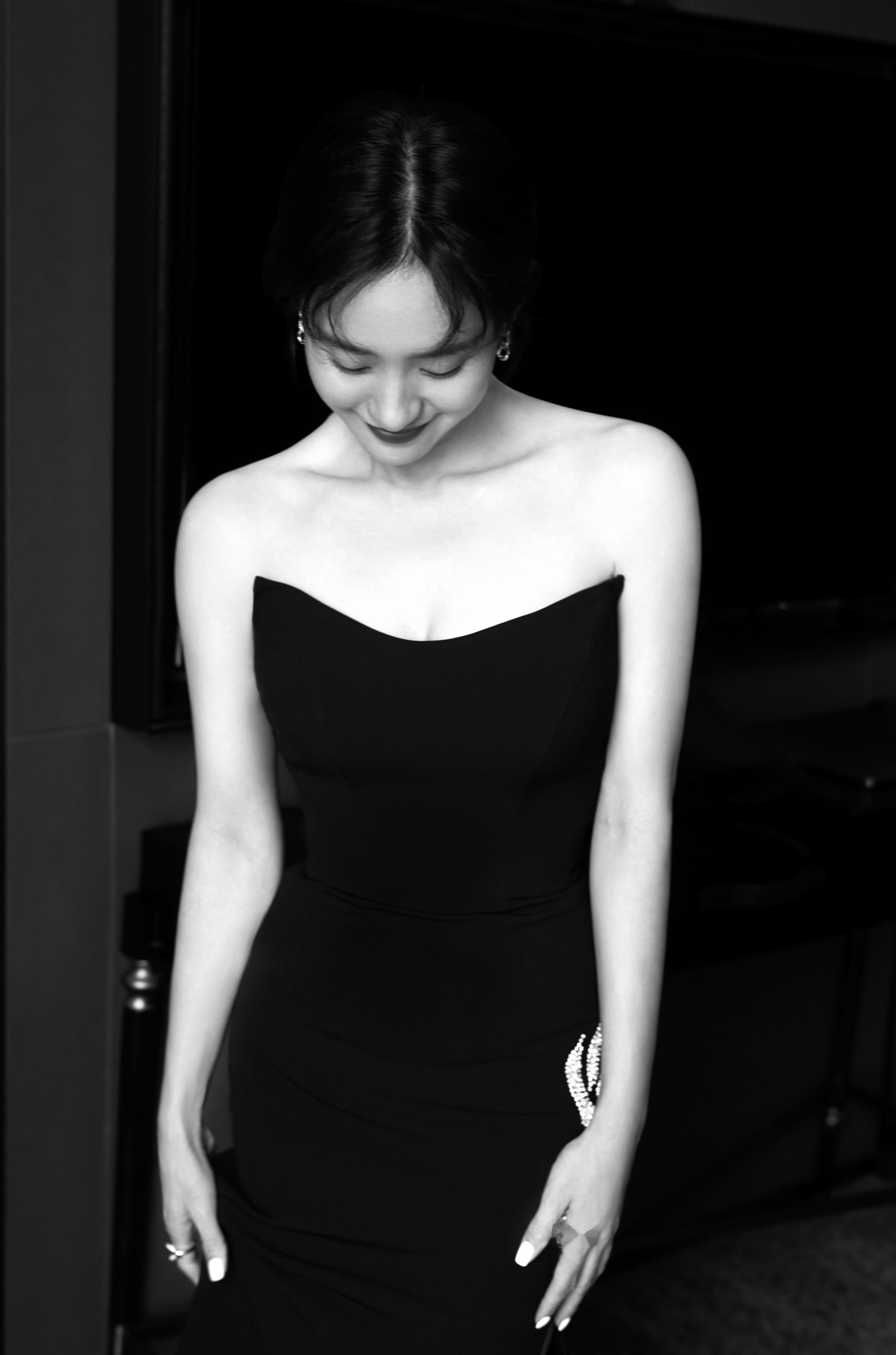 光影里的王智，笑眼藏着力量，她的镜头感，是松弛中透着的笃定。