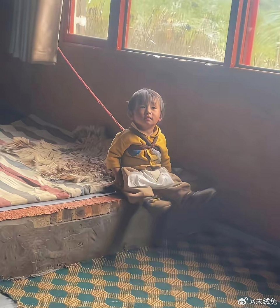 她到底哭了多少次，才会这么安静的在晃脚看天空