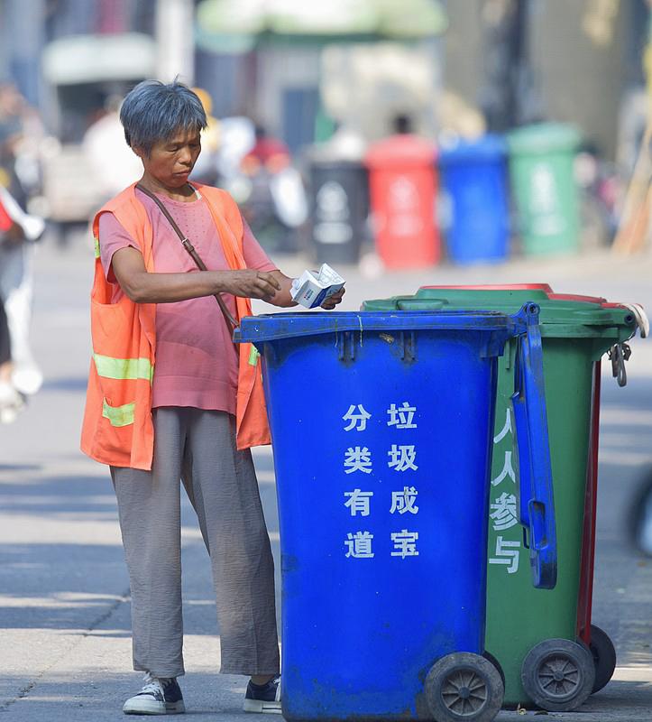 小区里新来的大妈（述事者，楼主老爸）2026，7月22日，周三，晴小区里