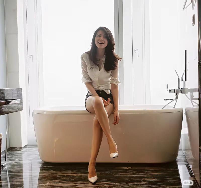 高圆圆也拍了浴缸照，关键还换了三双高跟鞋，分别是白色，黑色和红色……