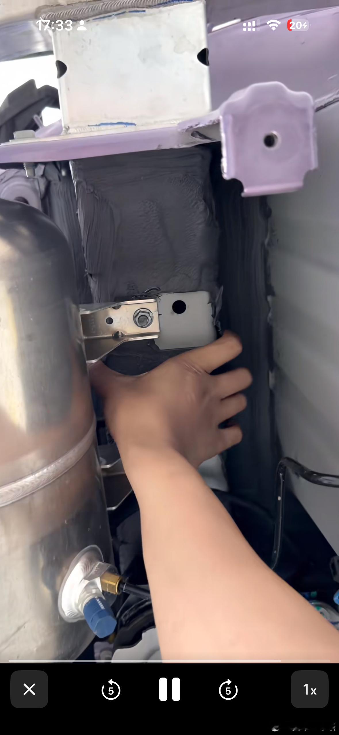 之前被截图那个尚界Z7防撞梁安装车身铁皮的博主，又拍了视频做了澄清。他拆开另