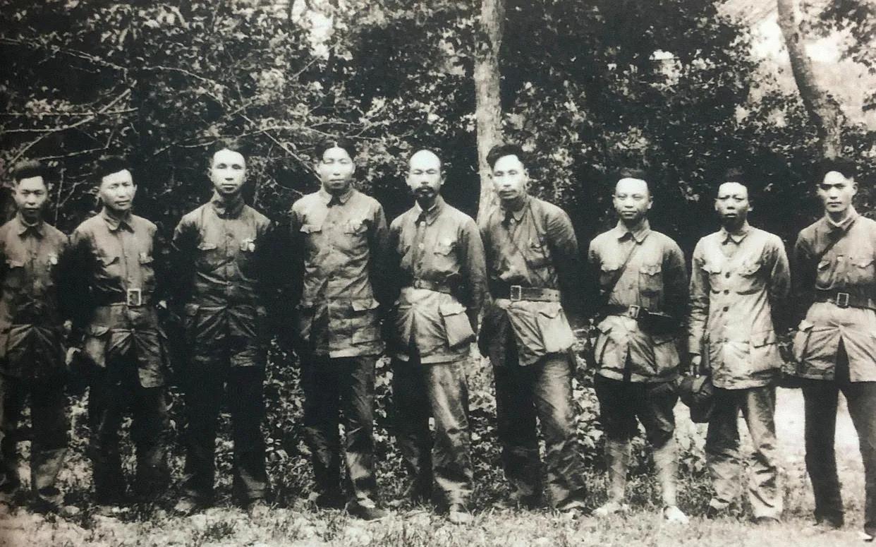 1938年新四军第2支队领导合影，从照片上看粟裕将军身高也很高，可以说是英雄辈出