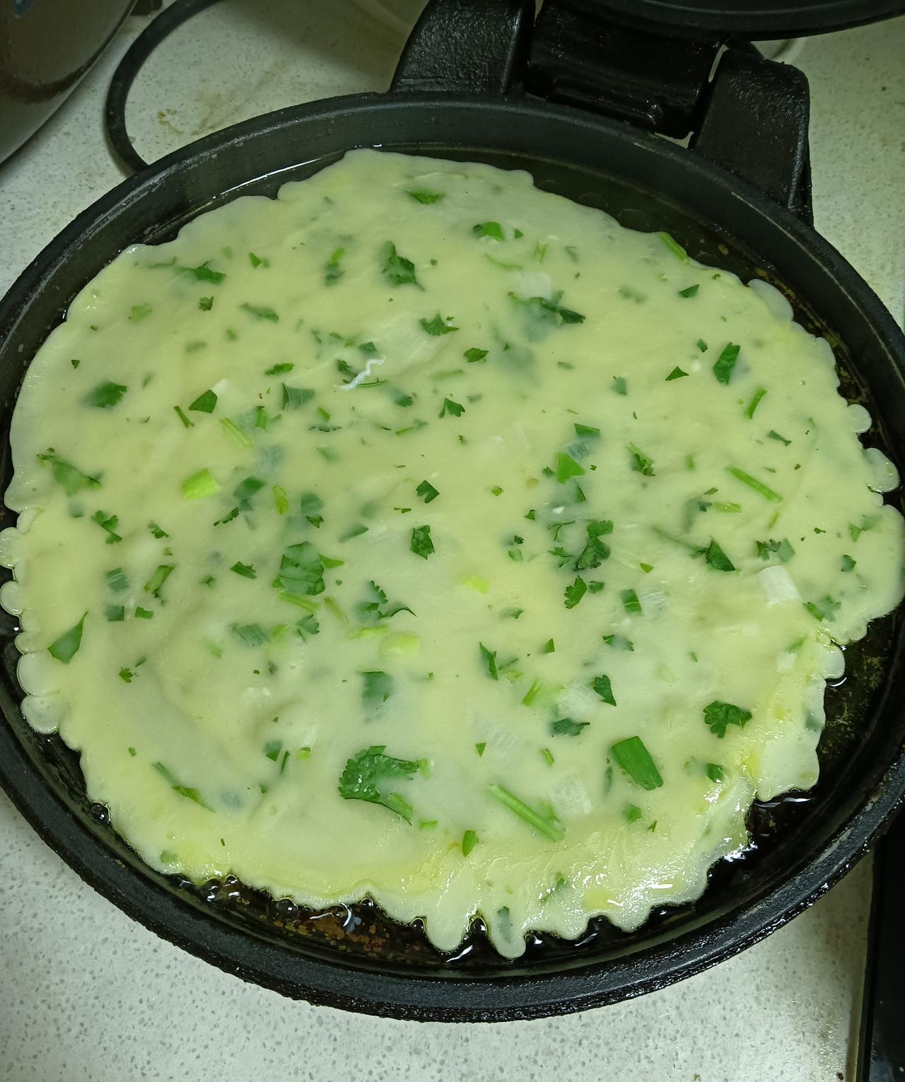 一早起来做早餐了，煮白米粥，煎鸡蛋煎饼。昨天虽然啥也没干，但是特别特别累，晚上