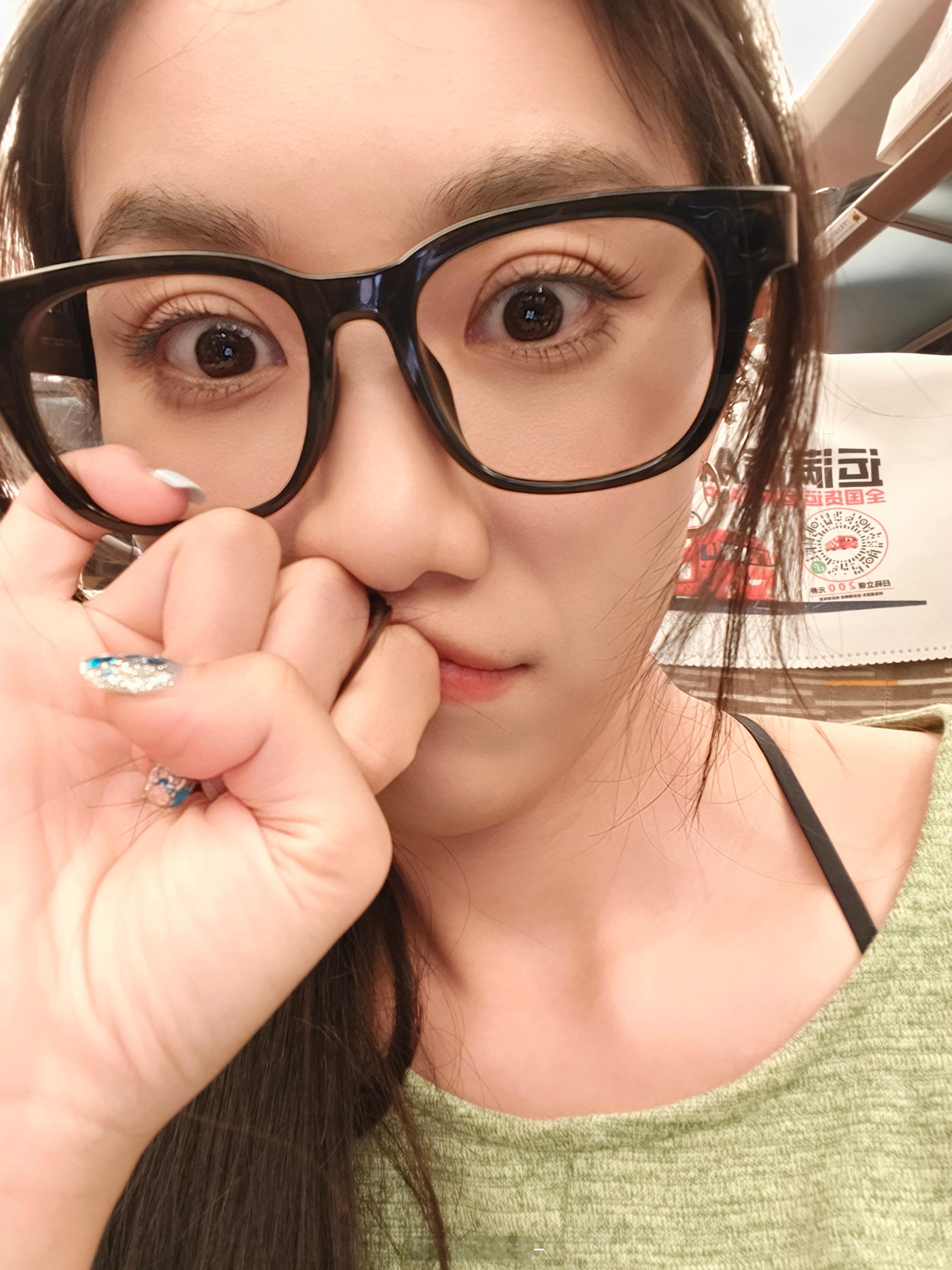 快看我的眼镜现在两边都没有镜片了卷妹的日常​​​