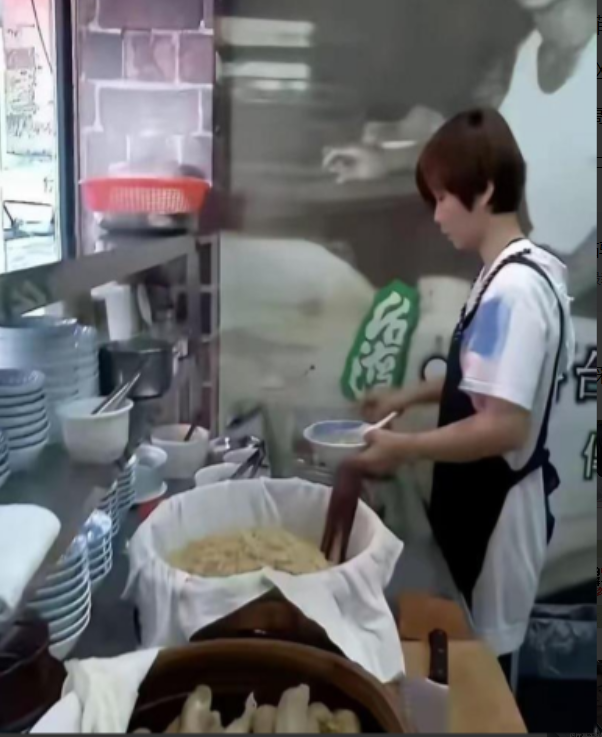 近几日湾湾某家发了一张马筱梅妈妈早年卖早餐的照片，结果被黑了，说她是“卖早餐女”