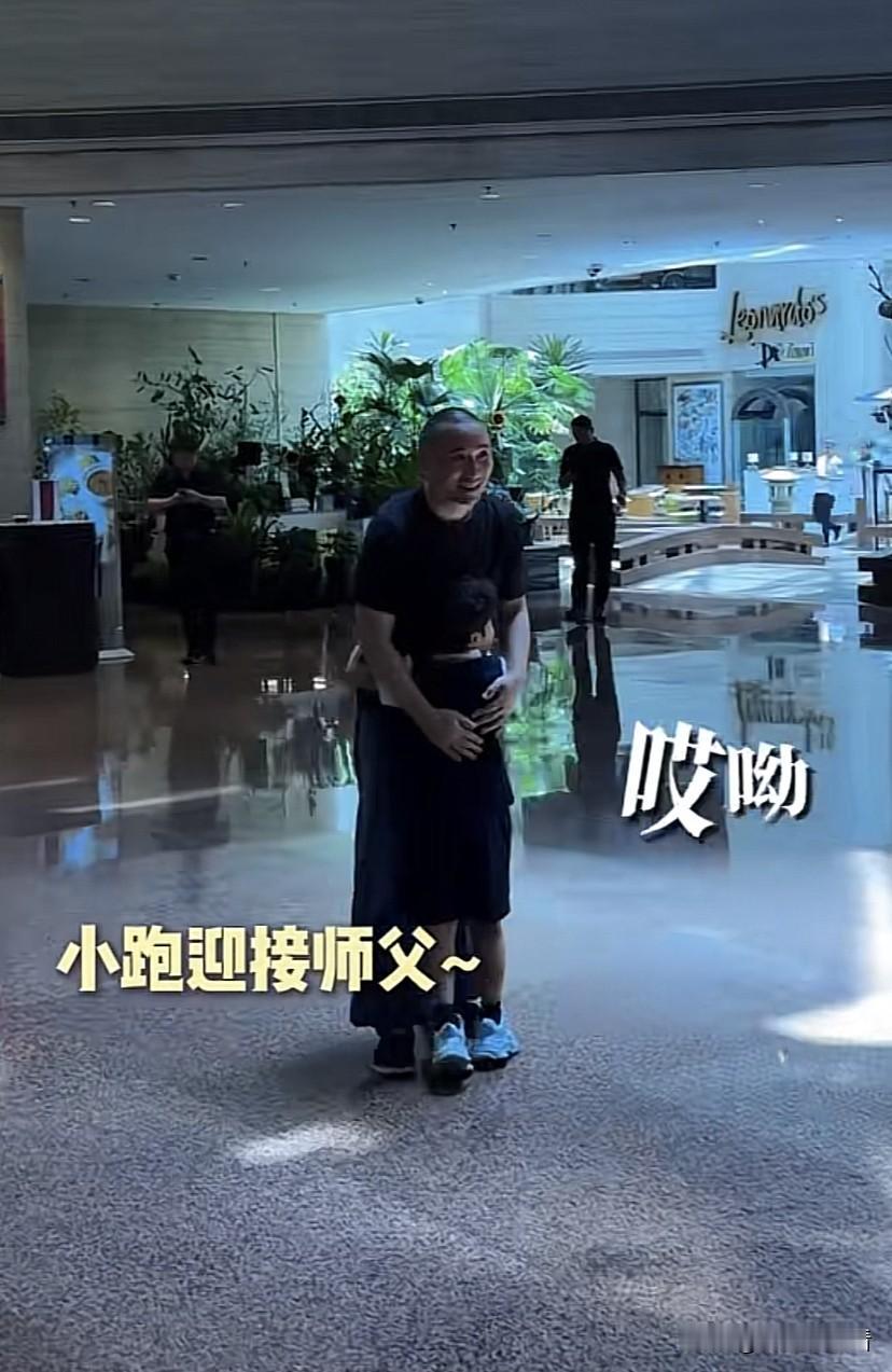 邹市明和冉莹颖的小儿子正式拜少林寺第三十四代弟子释延光为师傅,师傅给他赐名释恒一