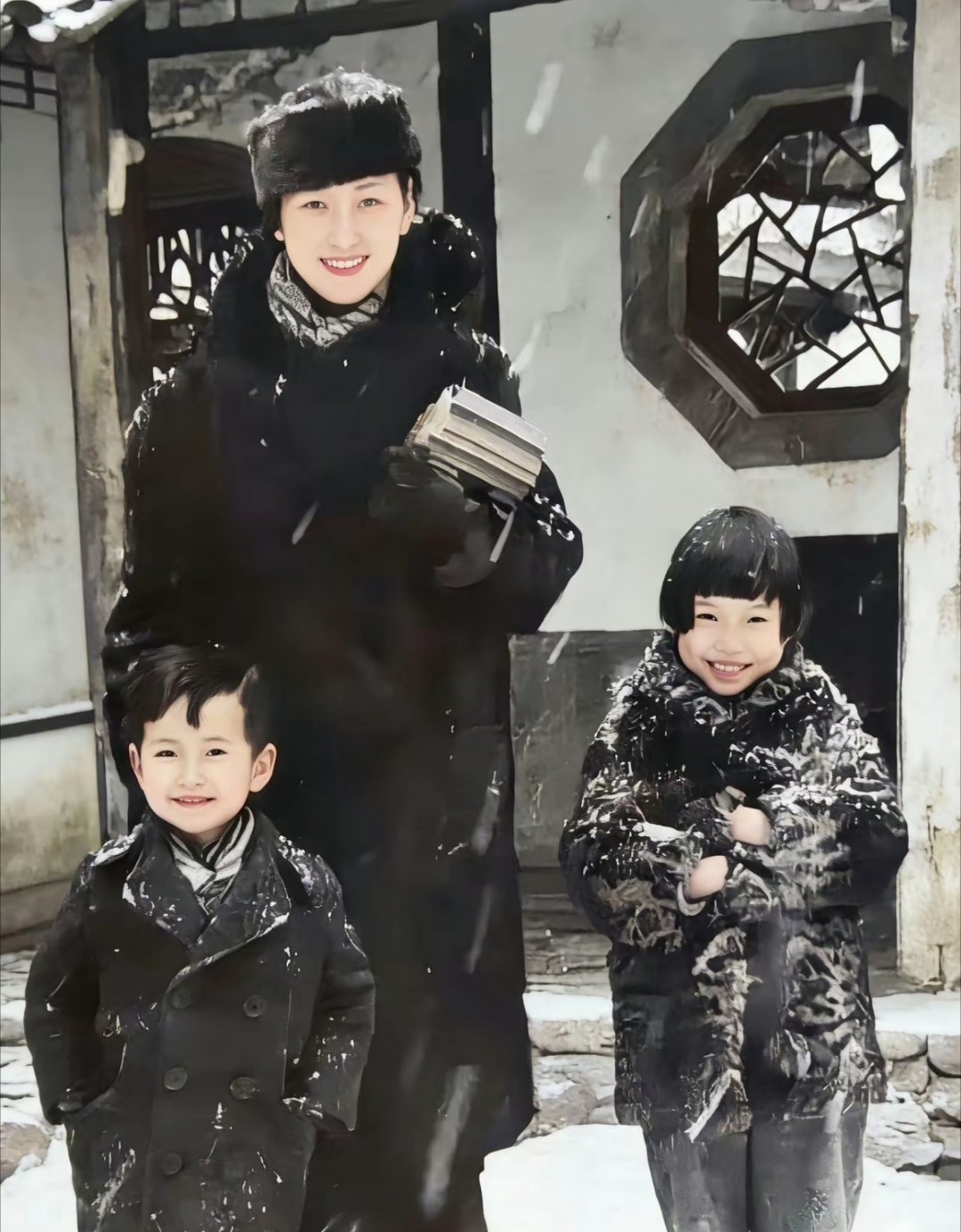 1936年，32岁林徽因与孩子们刚出家门，梁思成就拍下了这照片。历史三明