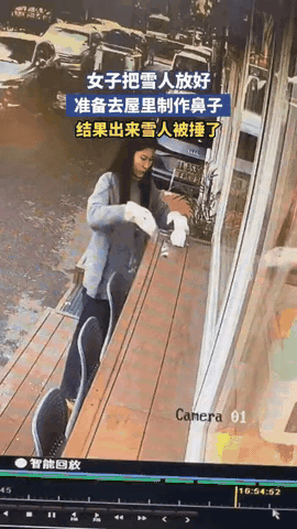 砸雪人的女孩心里有暴躁因子