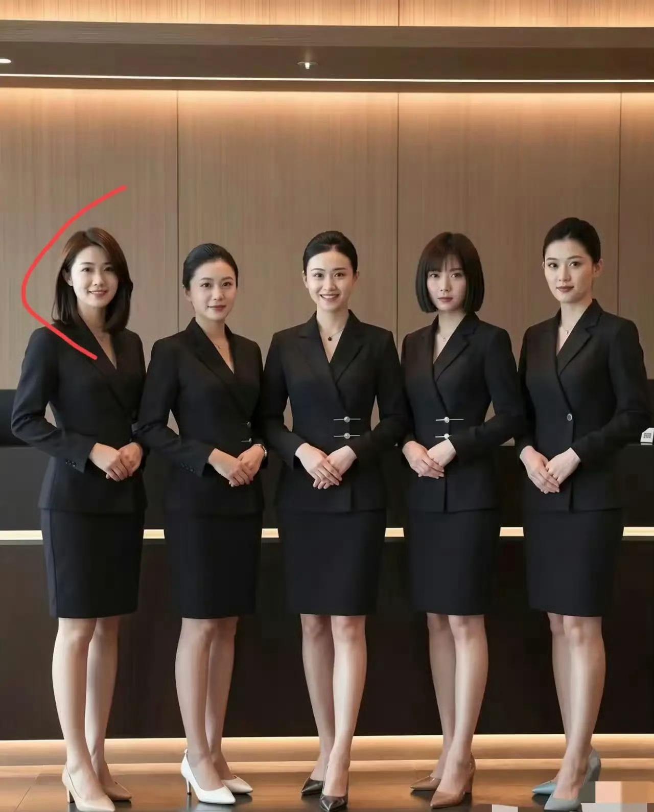 我一定选左边的这个美女当老婆