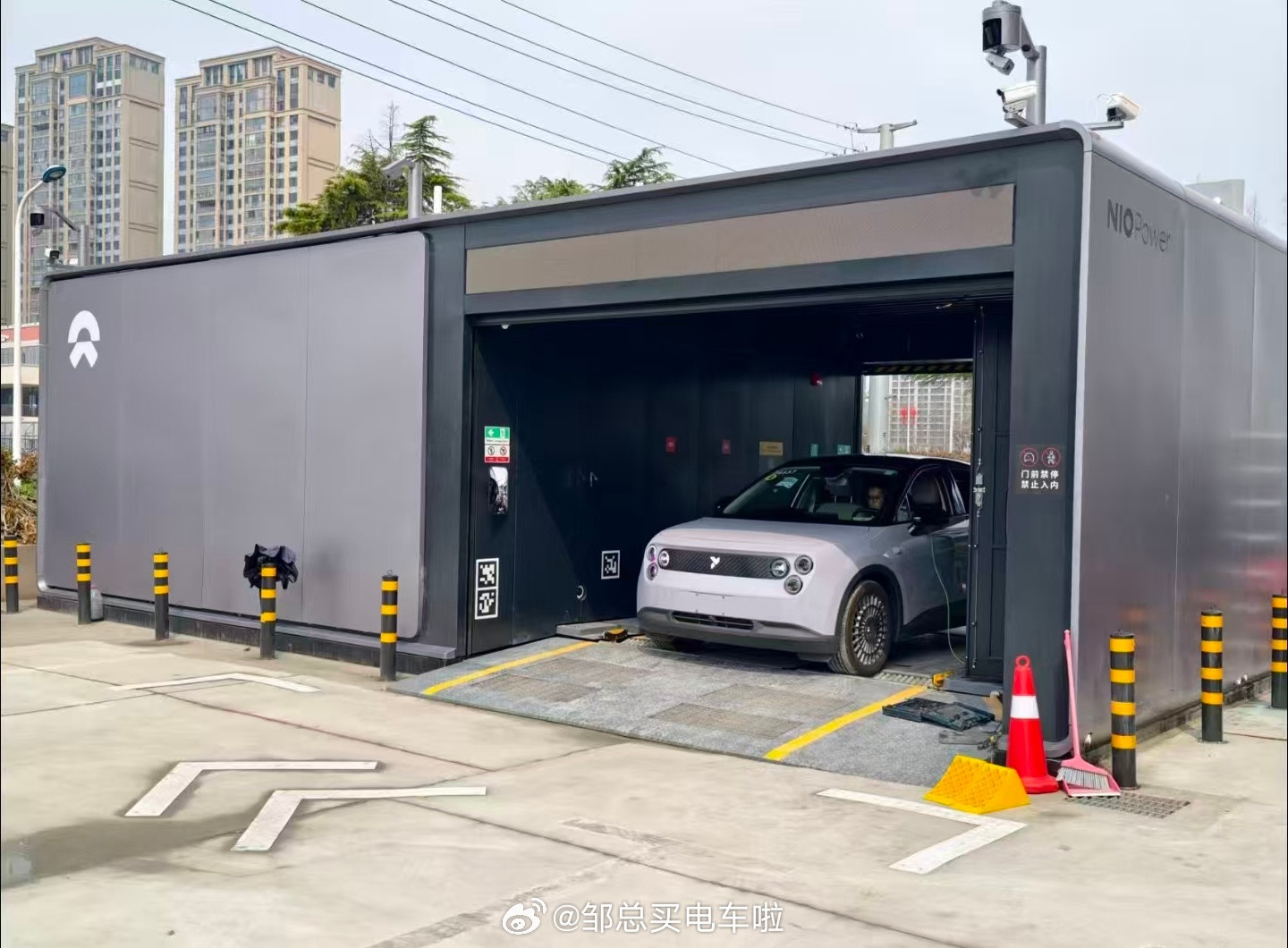 五代站外观好像和四代站差别不大。邹总买电车啦蔚来新能源汽车﻿﻿