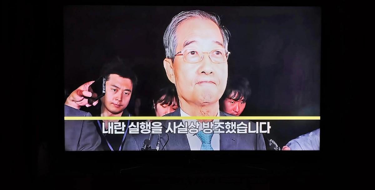 韩国前总理韩德洙昨天在中央地方法院33部第四次公开公判，审判厅里气压格外低，连座