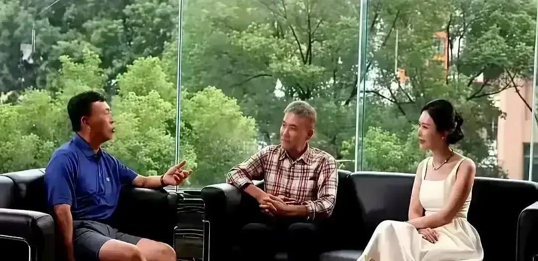 段永平录节目被田朴珺一句“OPPO是不是背离本分”问得当场黑脸，摘麦扔地转身就走