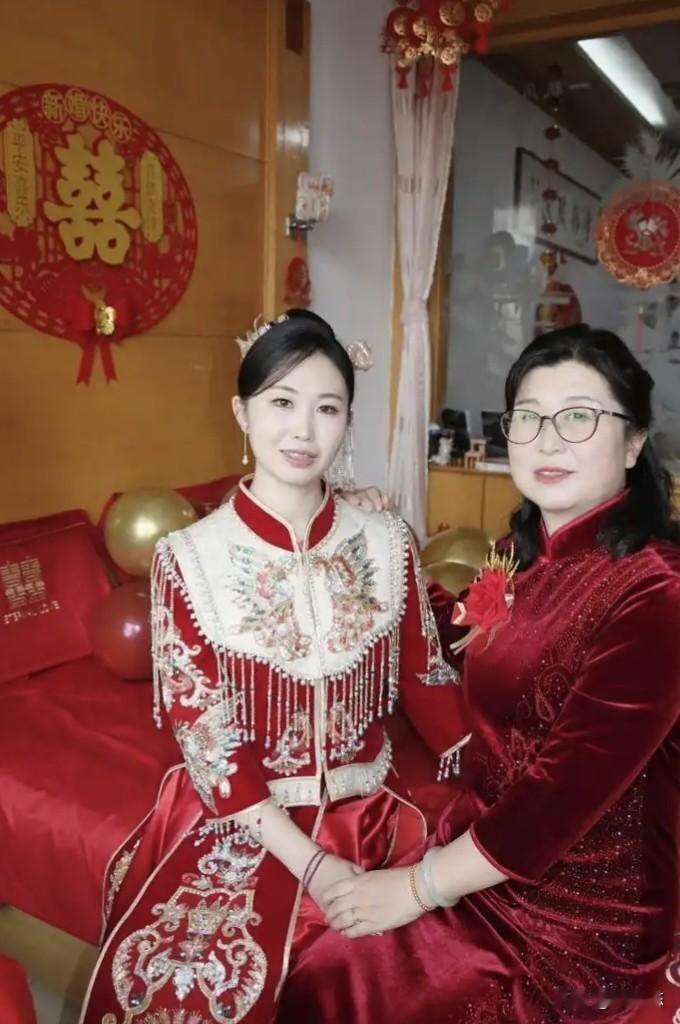 我表姐从小收养了个闺女，前天闺女嫁人了。今天是回门的日子，表姐把收的18万8彩礼