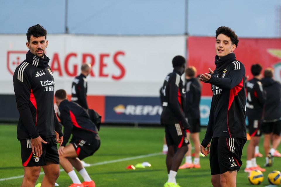 穆里尼奥提前迎来冬窗首签，从最后一次训练就能看出，葡萄牙防守型后腰马努在时隔九个