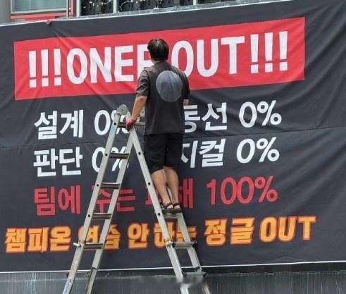 英雄联盟卡车三连！继教练组和Doran后，T1大楼前迎来打野离队的卡车2026