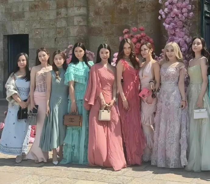 奚梦瑶伴娘阵容也很豪华啊！！！左1谢其润，泰国正大集团，东南亚顶级豪门千金。